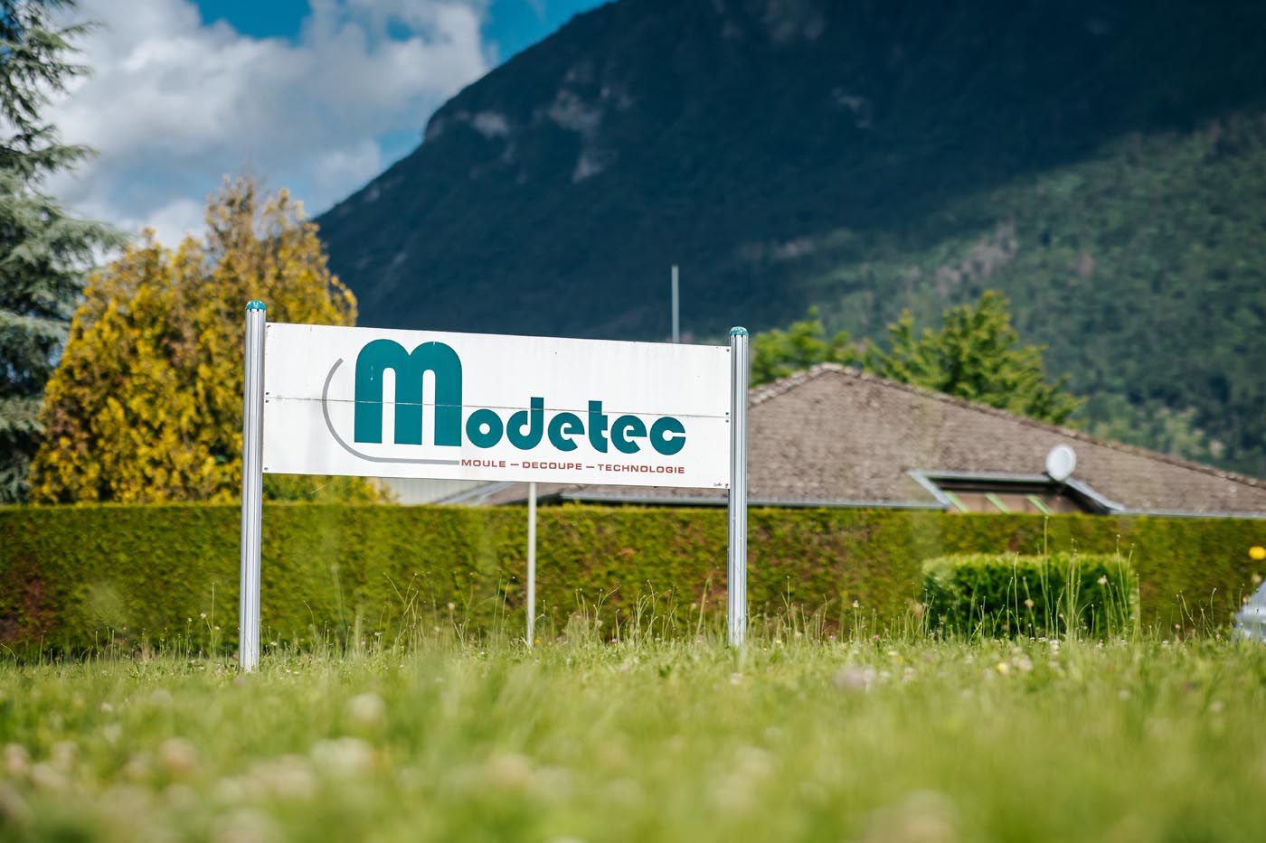 POTO DU PANNEAU PUBLICITAIRE DE L'ENTREPRISE MODETEC