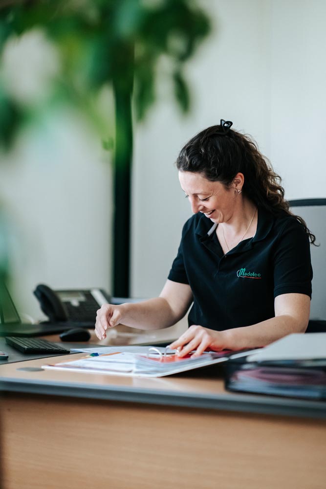 PHOTO D'UNE EMPLOYÉE DE L'ENTREPRISE MODETEC