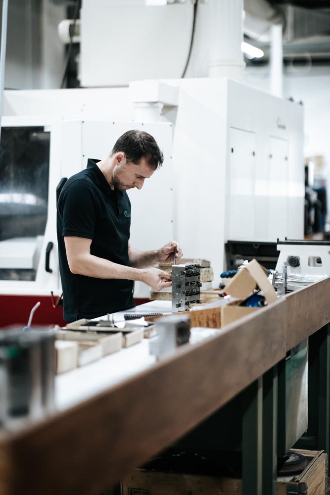 Photo d'un professionnel spécialisé en moule à injection plastique