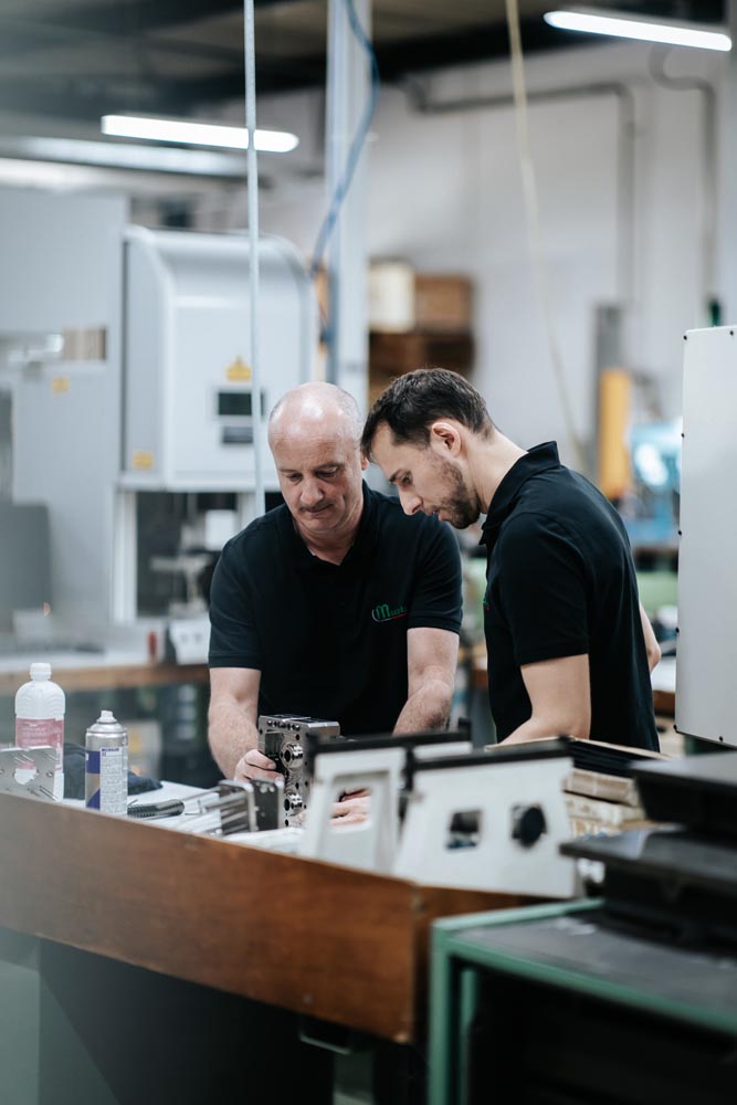 PHOTO DES SPÉCIALISTES EN MOULES INDUSTRIELS POUR INJECTION PLASTIQUE - SOCIÉTÉ MODETEC