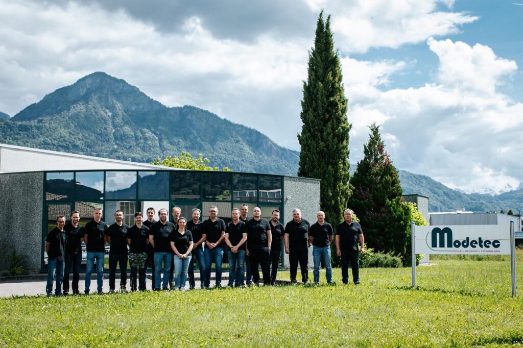 PHOTO DE L'ÉQUIPE DE L'ENTREPRISE MODETEC DEVANT LEUR BÂTIMENT