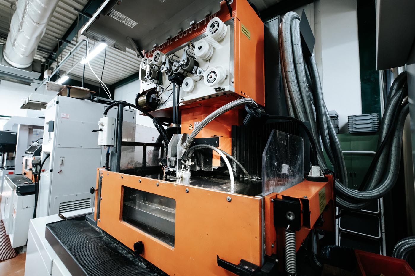 PHOTO D'UNE MACHINE INDUSTRIELLE POUR MAINTENANCE DE MOULE À INJECTION PLASTIQUE