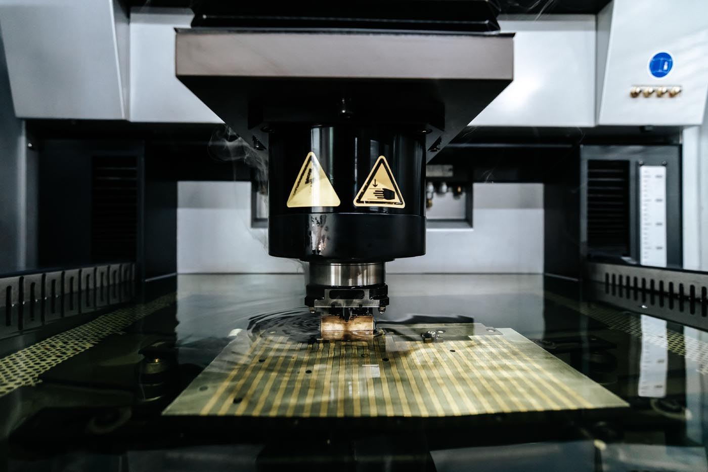 PHOTO D'UNE MACHINE INDUSTRIELLE POUR MOULE À INJECTION PLASTIQUE