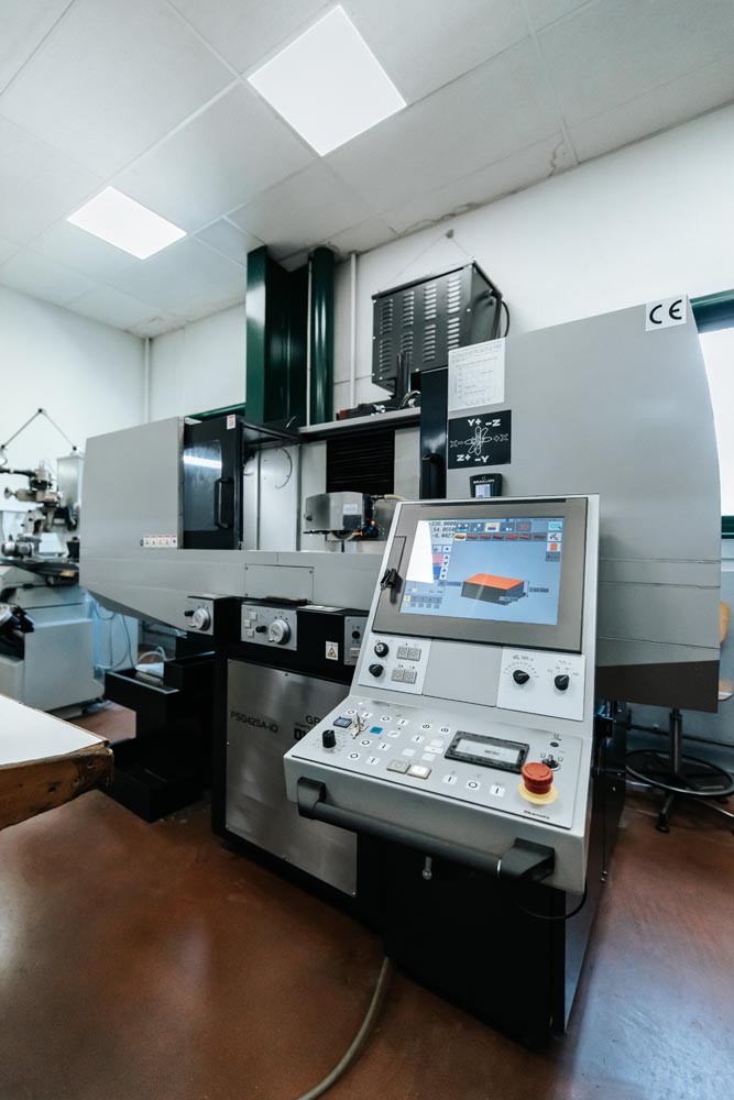 Photo d'une machine industrielle pour de la mécanique de précision pou petites séries techniques et pièces complexes