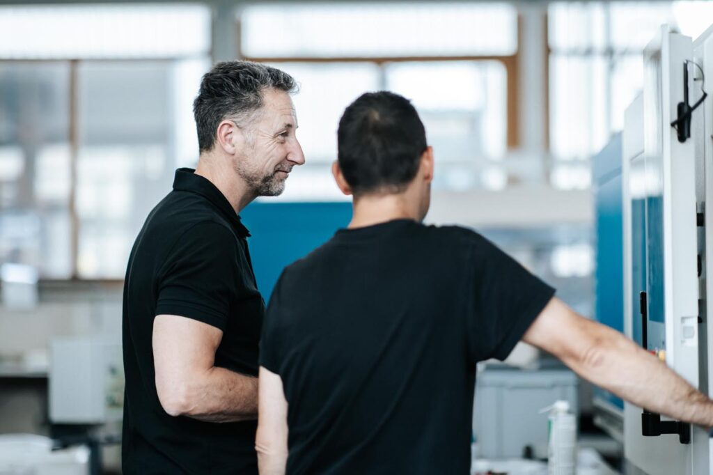 PHOTO DE DEUX INDUSTRIELS DE L'ENTREPRISE MODETEC