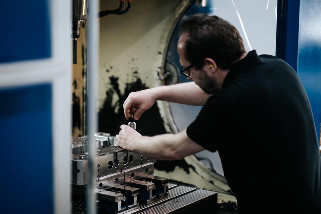 PHOTO D'UN SPÉCIALISTE DE L'ENTREPRISE MODETE ENTRAIN DE RÉALISER LA MAINTENANCE D'UN MOULE INDUSTRIEL