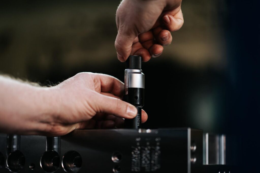 Photo d'un professionnel entrain de travailler sur un moule classique pour injection plastique