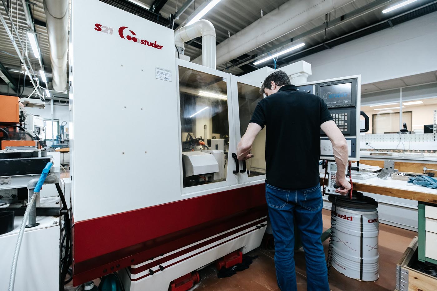 PHOTO D'UN PROFESSIONNEL EN FABRICATION ET MAINTENANCE DE MOULE INDUSTRIEL