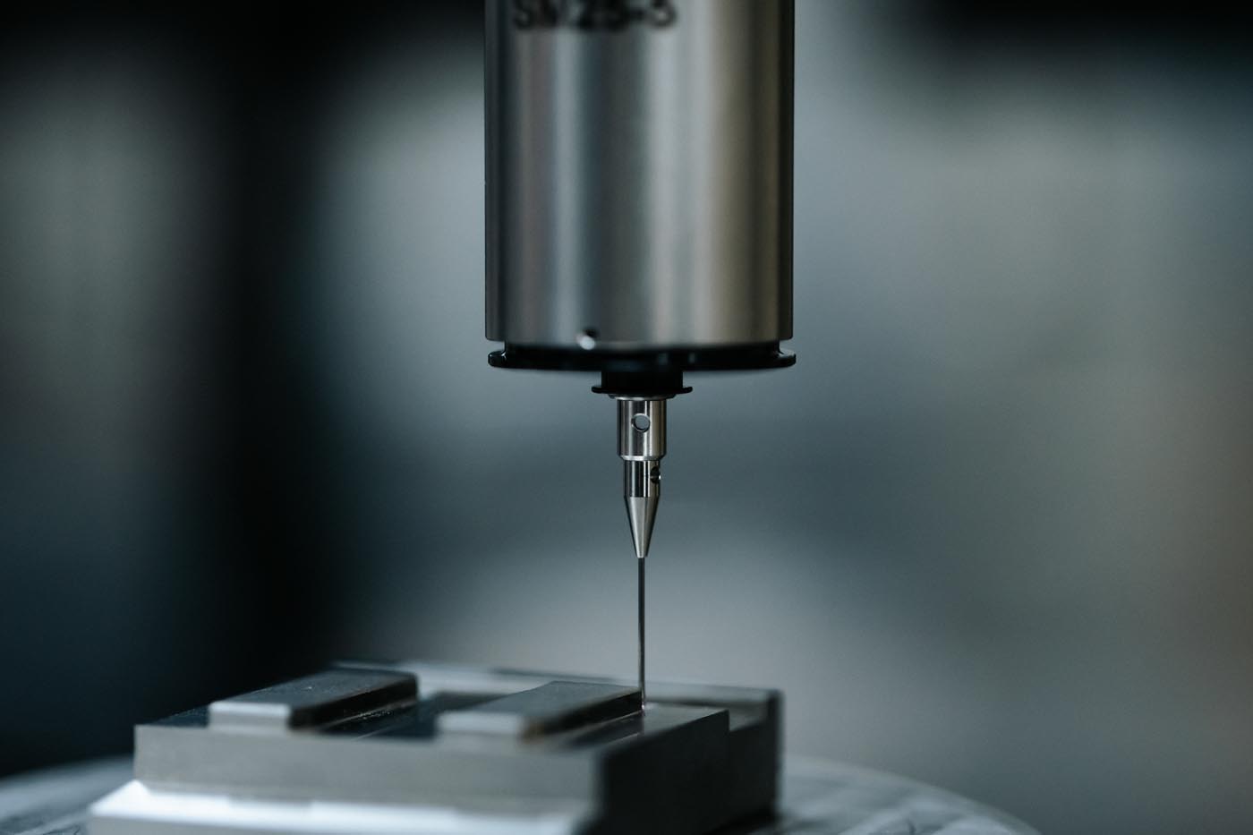 PHOTO D'UNE MCHINE DE PRÉCISION POUR AINTENANCE DE MOULE À INJECTION PLASTIQUE