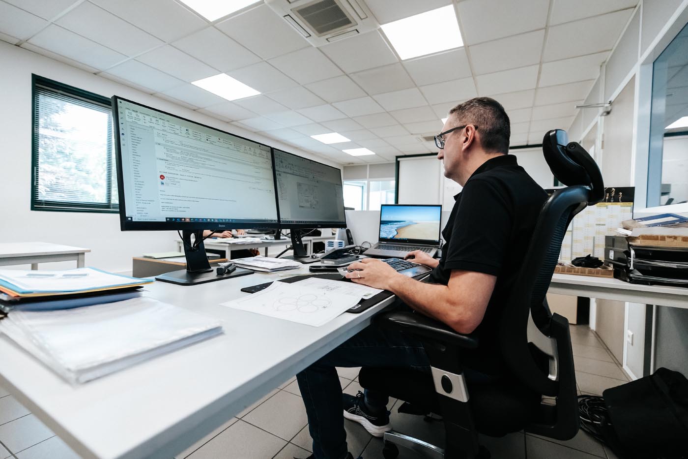 PHOTO D'UN SPÉCIALISTE EN MOULE À INJECTION PLASTIQUE - SOCIÉTÉ MODETEC