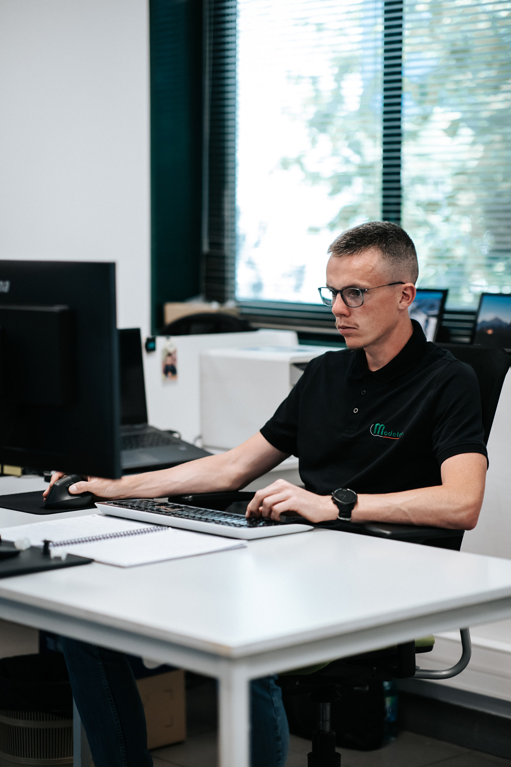 PHOTO D'U NINDUSTRIEL DE L'ENTREPRISE MODETEC