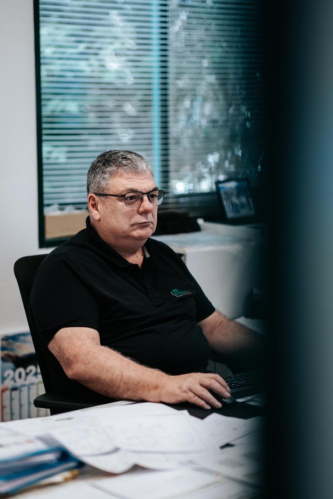 PHOTO D'UN INDUSTRIEL SPÉCIALISÉ EN MOULE À INJECTION PLASTIQUE