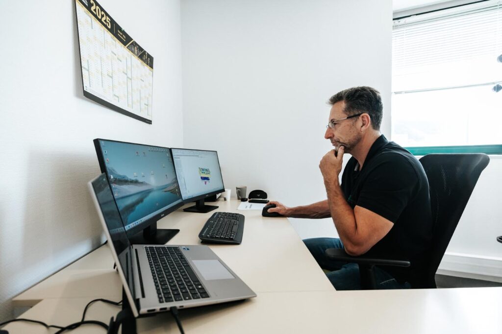 PHOTO D'UN SPÉCIALISTE EN MOULE À INJECTION PLASTIQUE - SOCIÉTÉ MODETEC