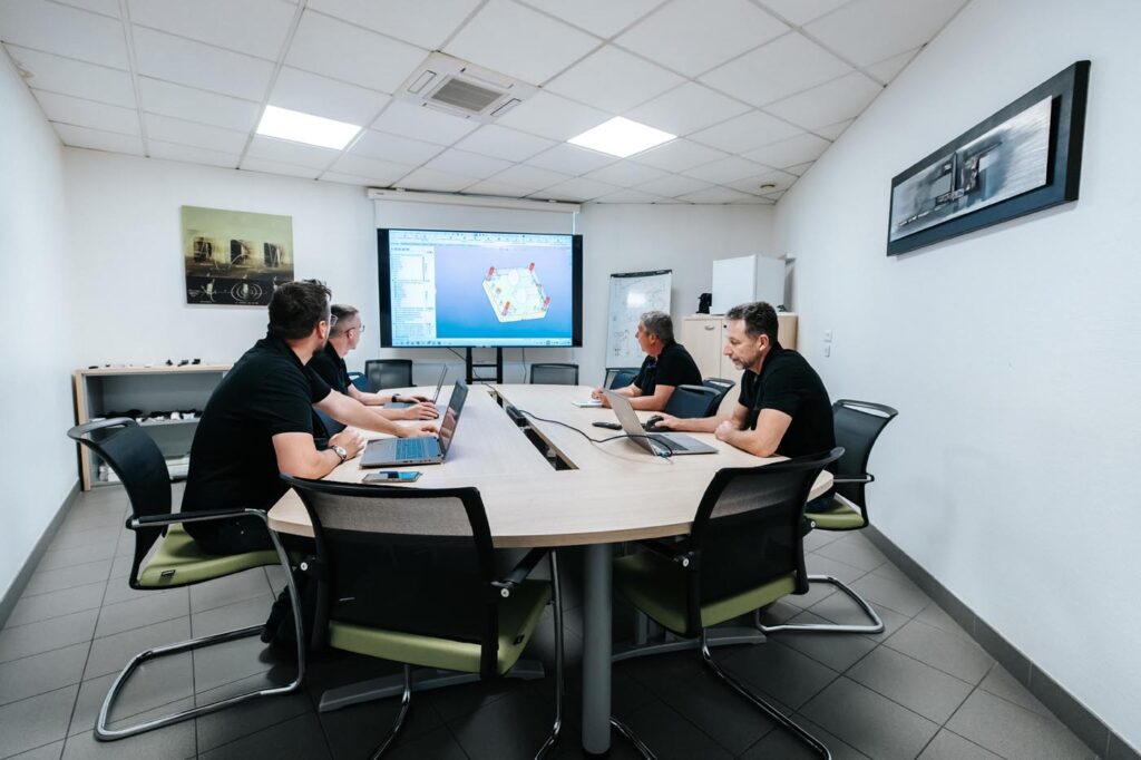 PHOTO D'UNE RÉUNION D'ÉQUIPE - ENTREPRISE MODETEC DANS LA VALLÉE DE L'ARVE