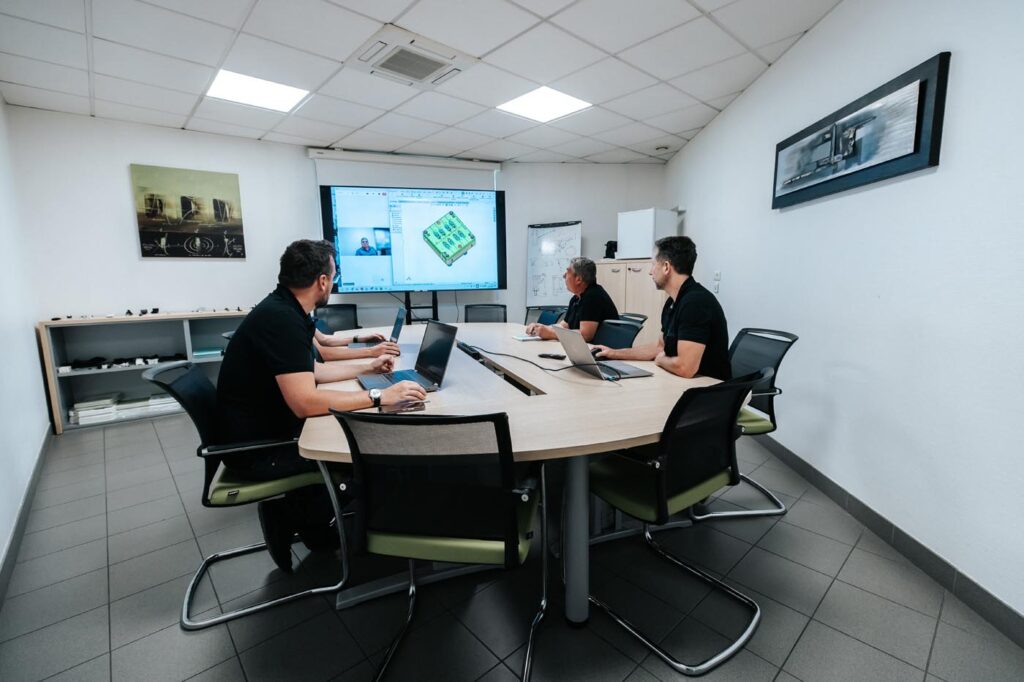 PHOTO D'UNE RÉUNION DE L'ÉQUIPE DE LA SOCIÉTÉ MODETEC - SPÉCIALISTE DES MOULES À INJECTION PLASTIQUE