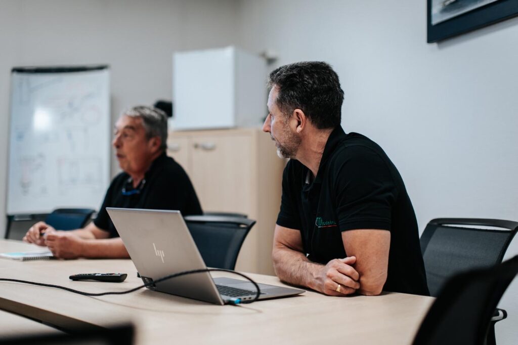 Photo de plusieurs professionnels de l'entreprise Modetec en réunion