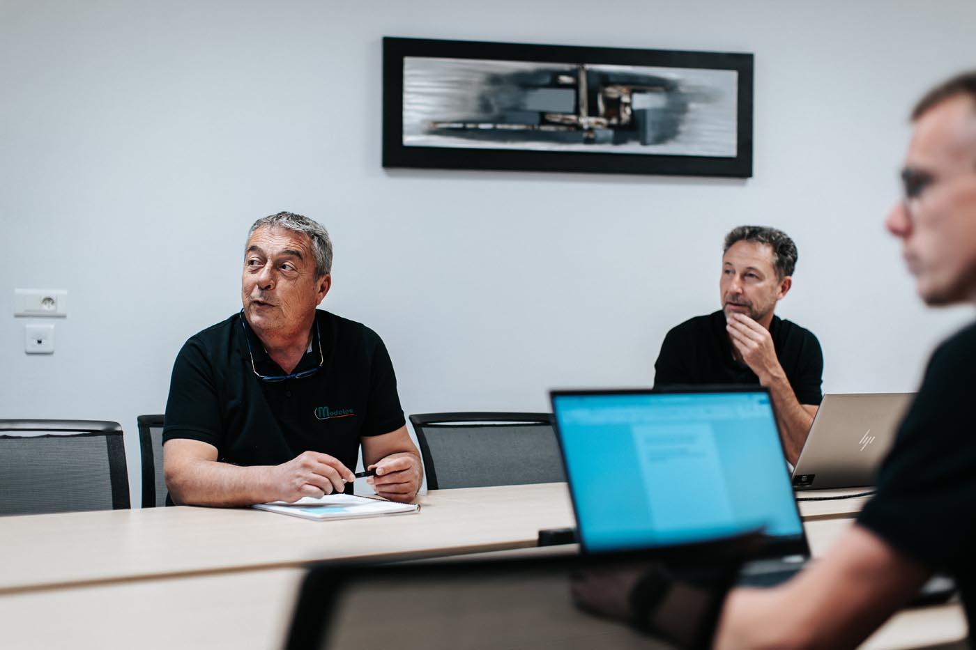 PHOTO D'UNE RÉUNION DE L'ÉQUIPE DE LA SOCIÉTÉ MODETEC - SPÉCIALISTE DES MOULES À INJECTION PLASTIQUE