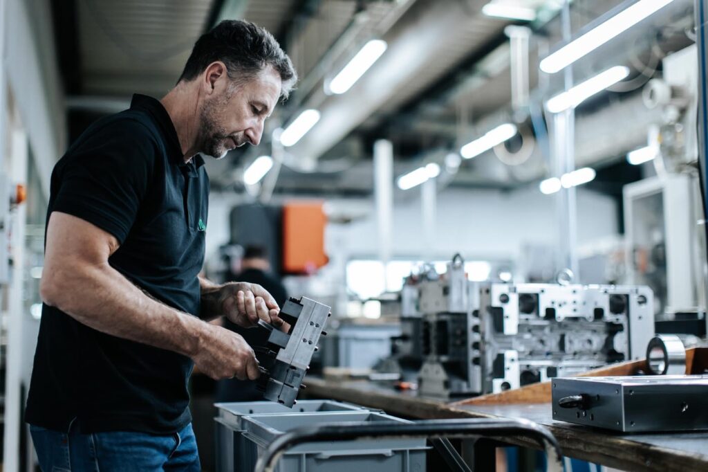 Photo d'un industriel spécialisé en création et maintenance de moules modulaires pour injection plastique
