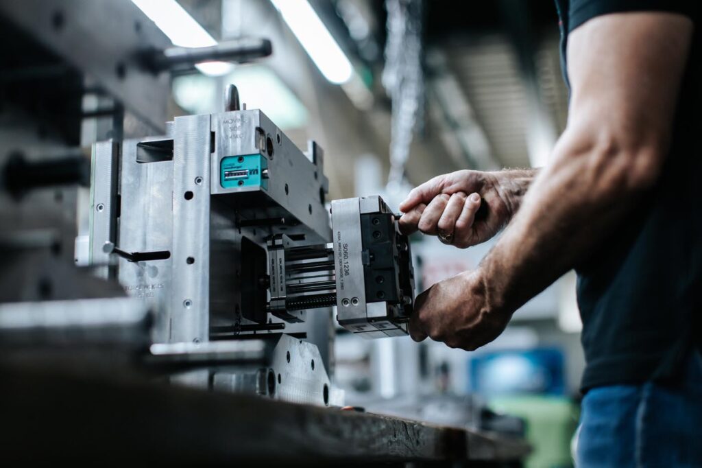 Photo d'un industriel entrain de réaliser la maintenance de moule pour injection plastique