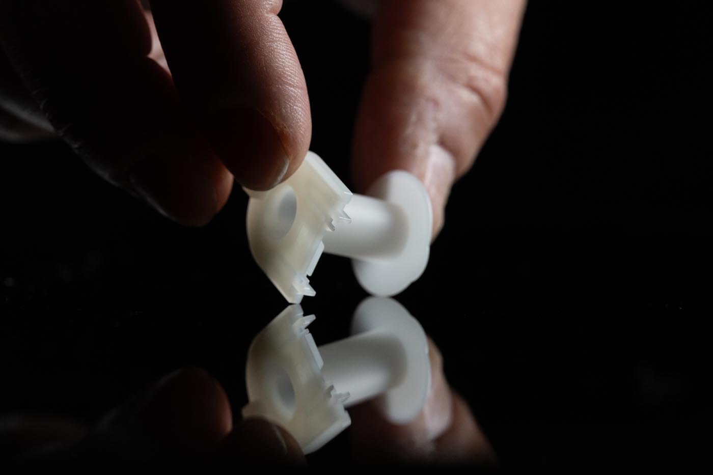 PHOTO D'UNE PIÈCE PLASTIQUE RÉALISÉE AVEC UN MOULE DE PRÉCISION